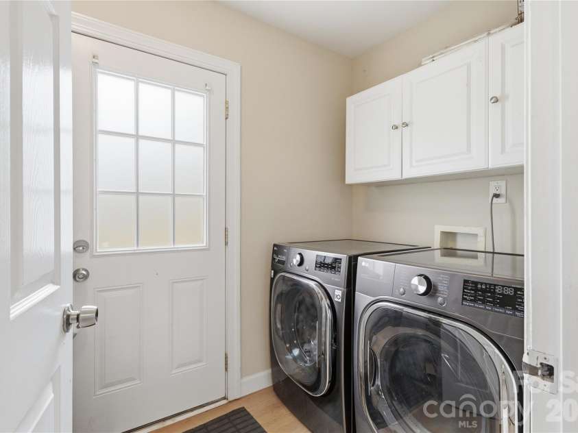 5439 Autumn End Circle, Charlotte, NC 28212.  MLS# CAR4394055, YatesRealty ID 36135. 