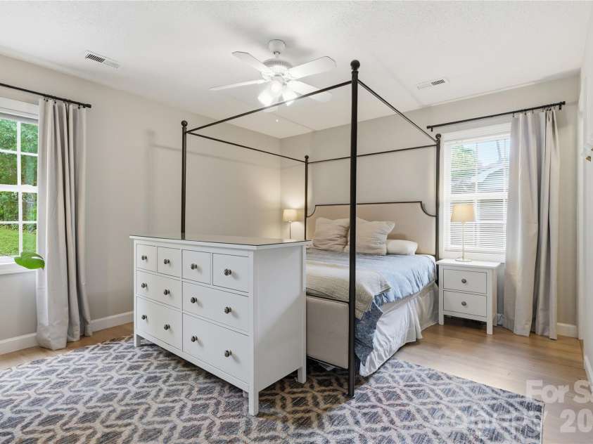 5439 Autumn End Circle, Charlotte, NC 28212.  MLS# CAR4394055, YatesRealty ID 36135. 