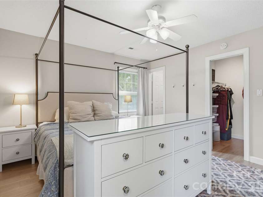 5439 Autumn End Circle, Charlotte, NC 28212.  MLS# CAR4394055, YatesRealty ID 36135. 