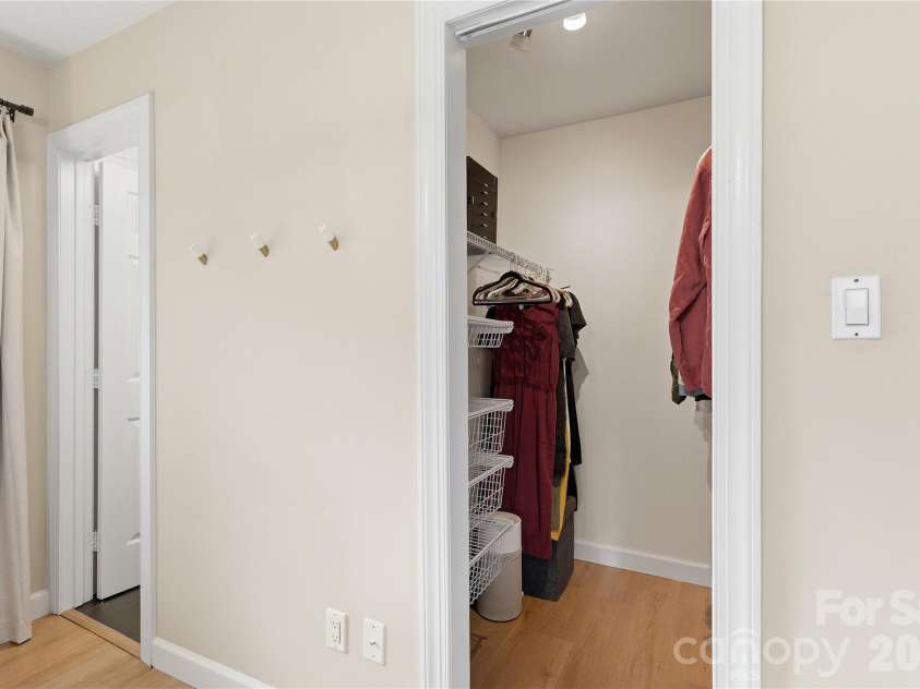 5439 Autumn End Circle, Charlotte, NC 28212.  MLS# CAR4394055, YatesRealty ID 36135. 