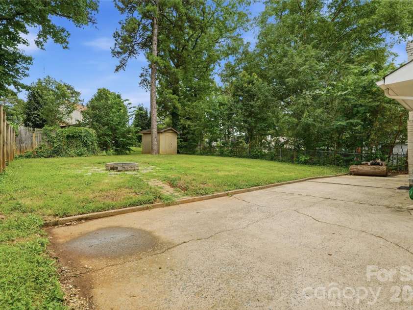 5439 Autumn End Circle, Charlotte, NC 28212.  MLS# CAR4394055, YatesRealty ID 36135. 