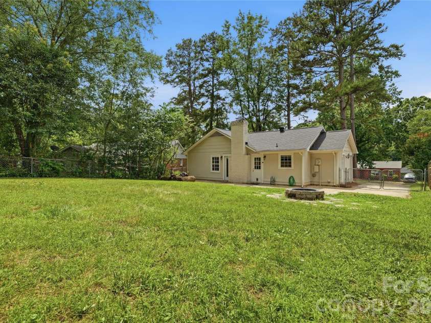 5439 Autumn End Circle, Charlotte, NC 28212.  MLS# CAR4394055, YatesRealty ID 36135. 