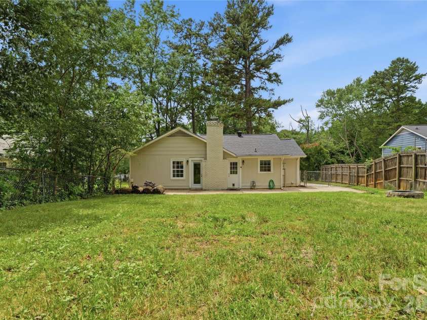 5439 Autumn End Circle, Charlotte, NC 28212.  MLS# CAR4394055, YatesRealty ID 36135. 