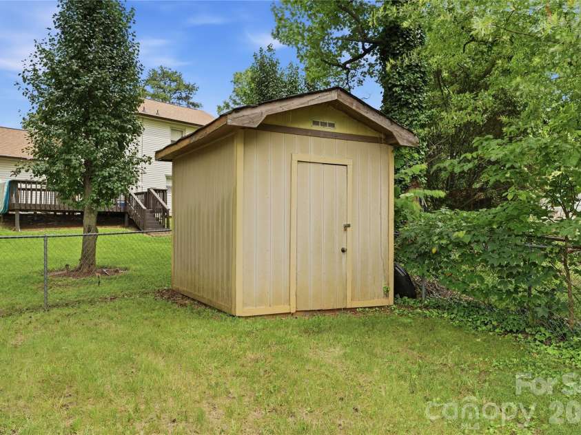 5439 Autumn End Circle, Charlotte, NC 28212.  MLS# CAR4394055, YatesRealty ID 36135. 