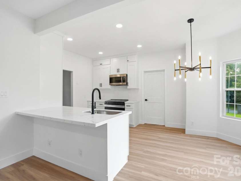 5846 Hanna Court, Charlotte, NC 28212.  MLS# CAR4391217, YatesRealty ID 36138. Kitchen