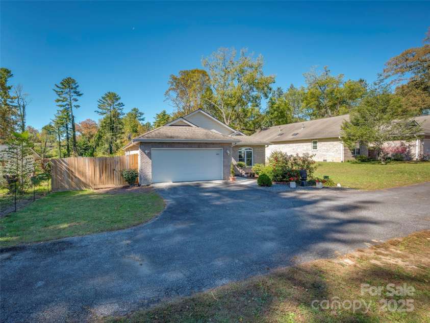 949 Kanuga Road, Hendersonville, NC 28739.  MLS# CAR4312673, YatesRealty ID 3614. 