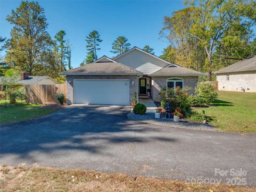 949 Kanuga Road, Hendersonville, NC 28739.  MLS# CAR4312673, YatesRealty ID 3614. 