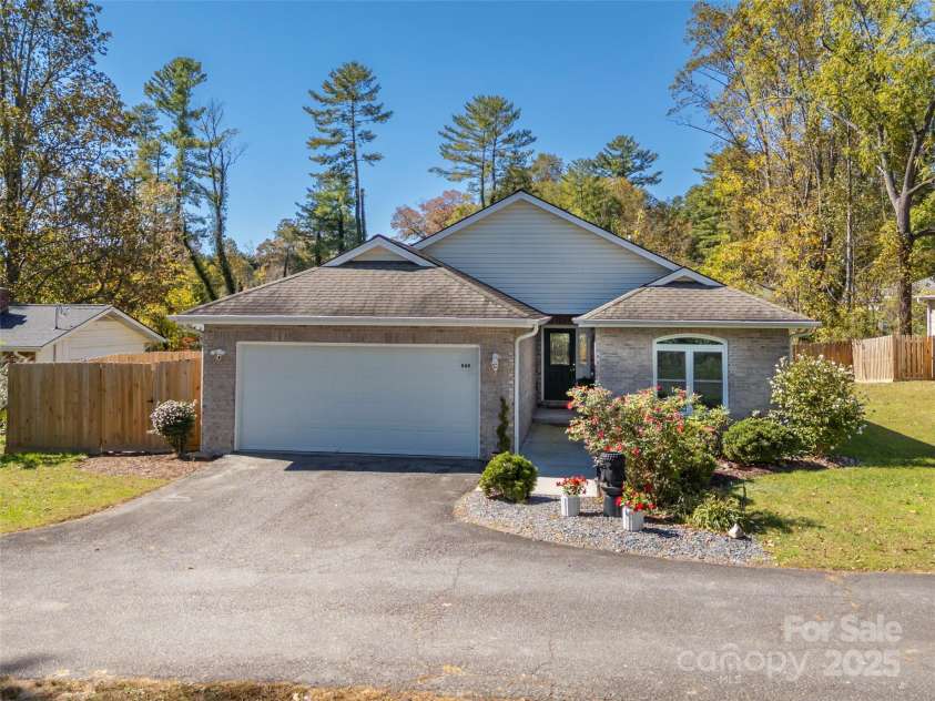 949 Kanuga Road, Hendersonville, NC 28739.  MLS# CAR4312673, YatesRealty ID 3614. 