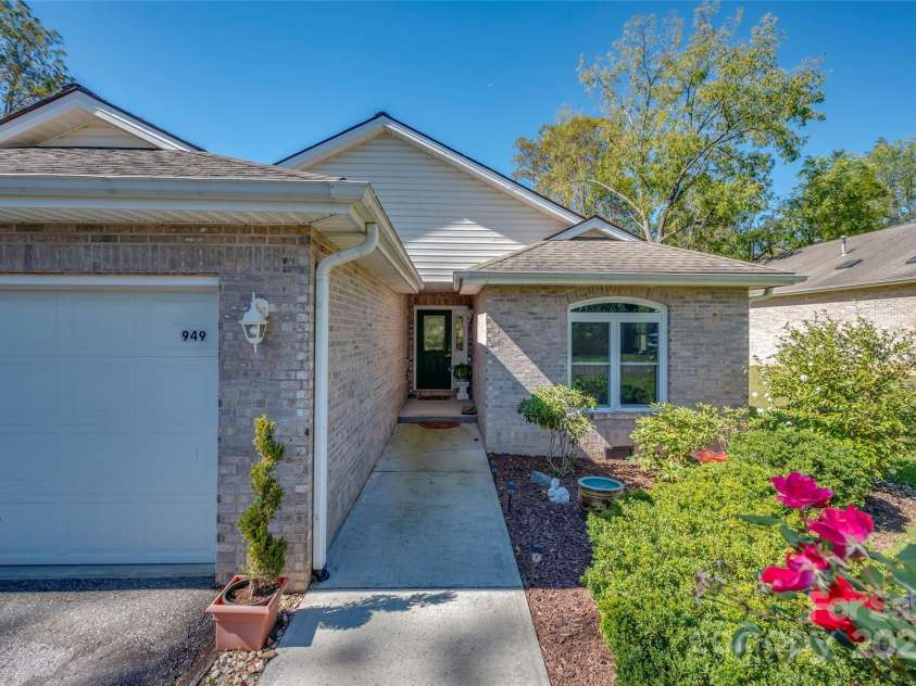 949 Kanuga Road, Hendersonville, NC 28739.  MLS# CAR4312673, YatesRealty ID 3614. 
