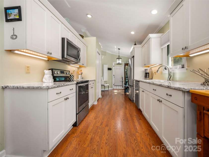 949 Kanuga Road, Hendersonville, NC 28739.  MLS# CAR4312673, YatesRealty ID 3614. 