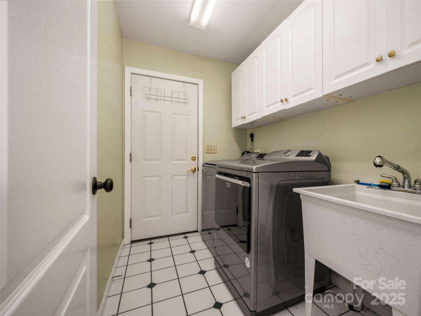 949 Kanuga Road, Hendersonville, NC 28739.  MLS# CAR4312673, YatesRealty ID 3614. 