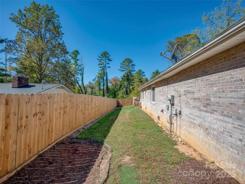 949 Kanuga Road, Hendersonville, NC 28739.  MLS# CAR4312673, YatesRealty ID 3614. 