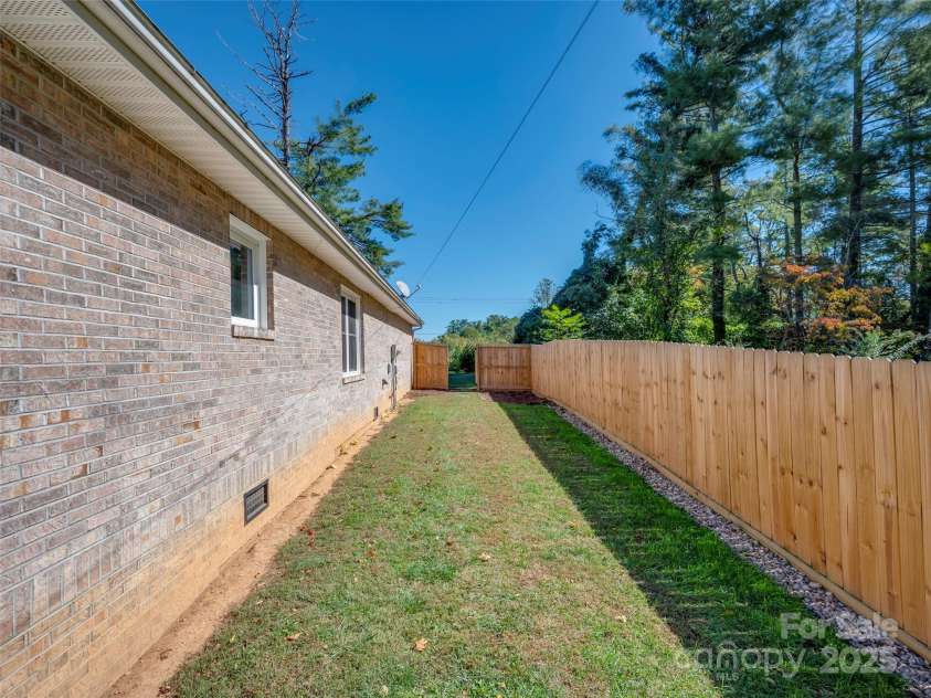 949 Kanuga Road, Hendersonville, NC 28739.  MLS# CAR4312673, YatesRealty ID 3614. 