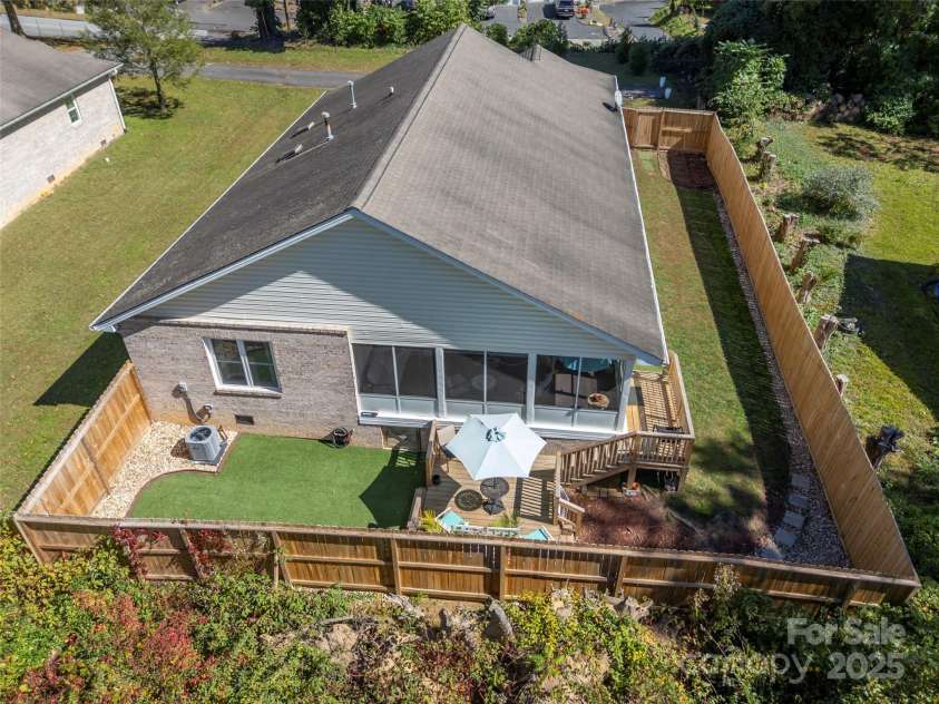 949 Kanuga Road, Hendersonville, NC 28739.  MLS# CAR4312673, YatesRealty ID 3614. 