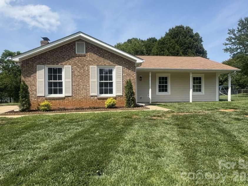 9113 Darius Court, Charlotte, NC 28227.  MLS# CAR4401050, YatesRealty ID 36144. 