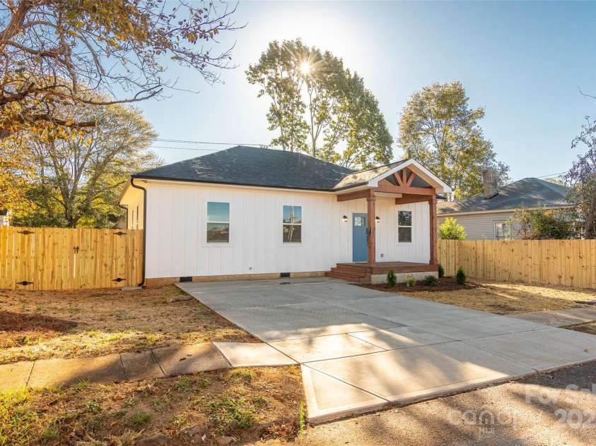 719 Smith Street, Shelby, NC 28150.  MLS# CAR4312792, YatesRealty ID 3615. 