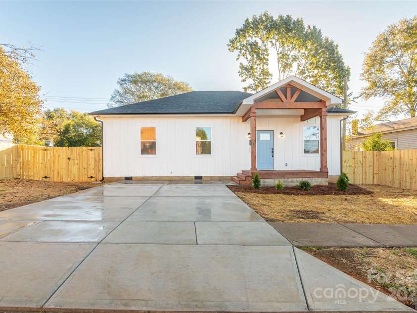 719 Smith Street, Shelby, NC 28150.  MLS# CAR4312792, YatesRealty ID 3615. 