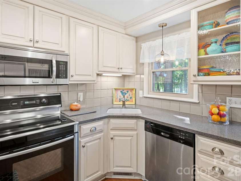 55 Overlook Drive, Candler, NC 28715.  MLS# CAR4403012, YatesRealty ID 36153. 