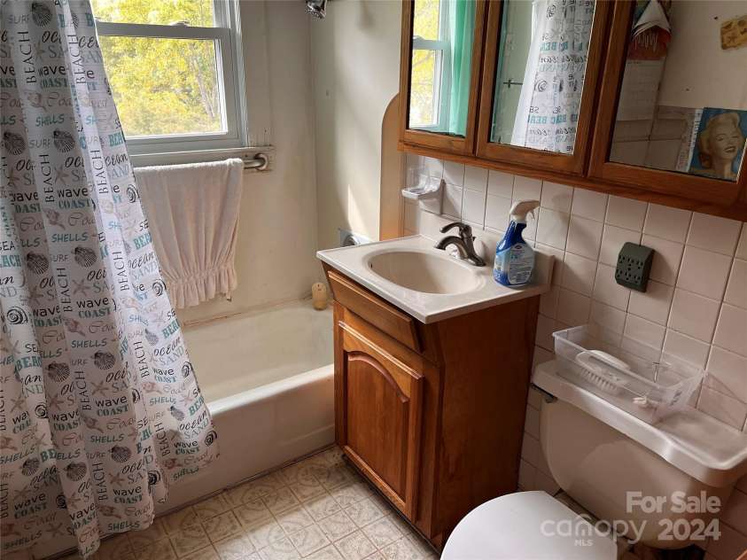 232 Old US 70 Hwy Highway, Swannanoa, NC 28778.  MLS# CAR4172934, YatesRealty ID 3616. 