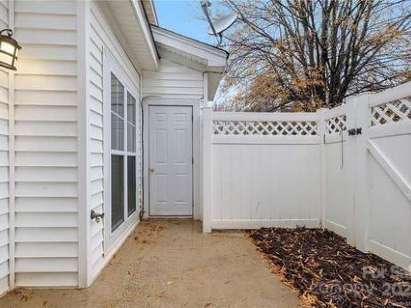 6327 Mallard View Lane, Charlotte, NC 28269.  MLS# CAR4292257, YatesRealty ID 3616. 