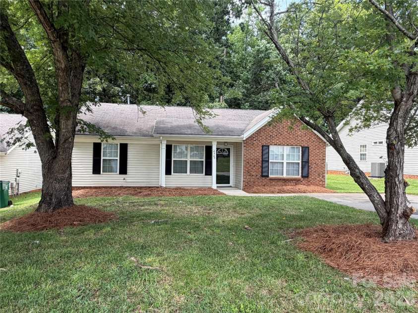 2502 Hemby Woods Drive, Charlotte, NC 28262.  MLS# CAR4403067, YatesRealty ID 36162. 