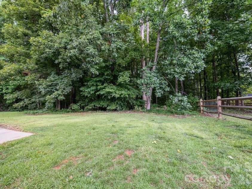2502 Hemby Woods Drive, Charlotte, NC 28262.  MLS# CAR4403067, YatesRealty ID 36162. 