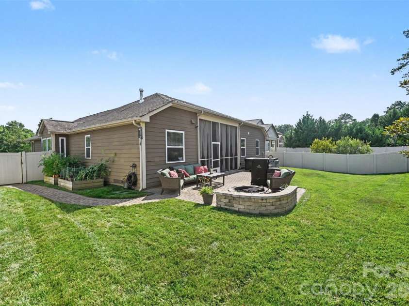 10113 Blackstone Drive, Huntersville, NC 28078.  MLS# CAR4397515, YatesRealty ID 36163. 