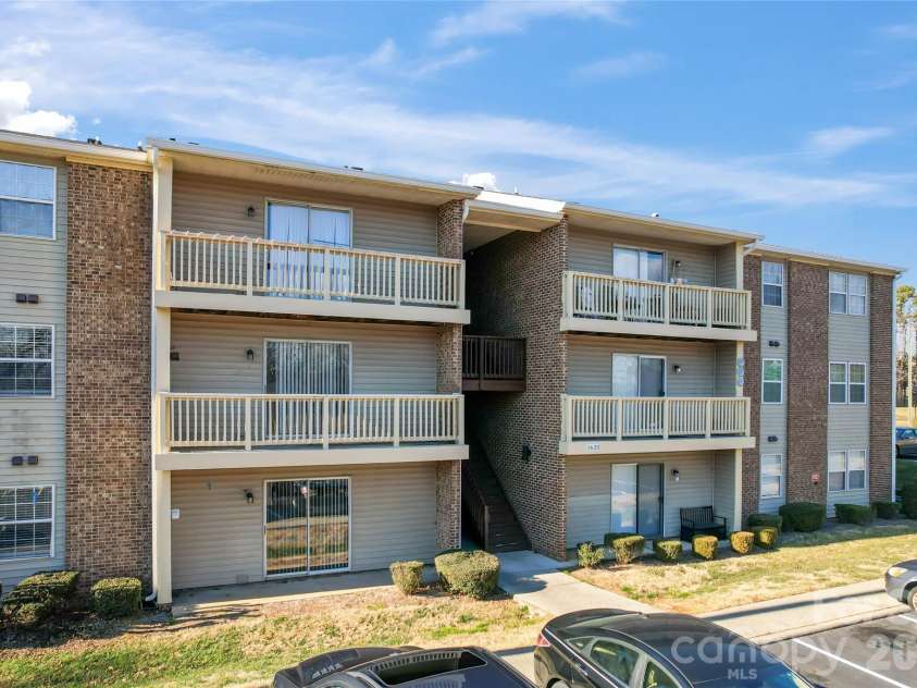 1620 Arlyn Circle, Charlotte, NC 28213.  MLS# CAR4400699, YatesRealty ID 36164. 