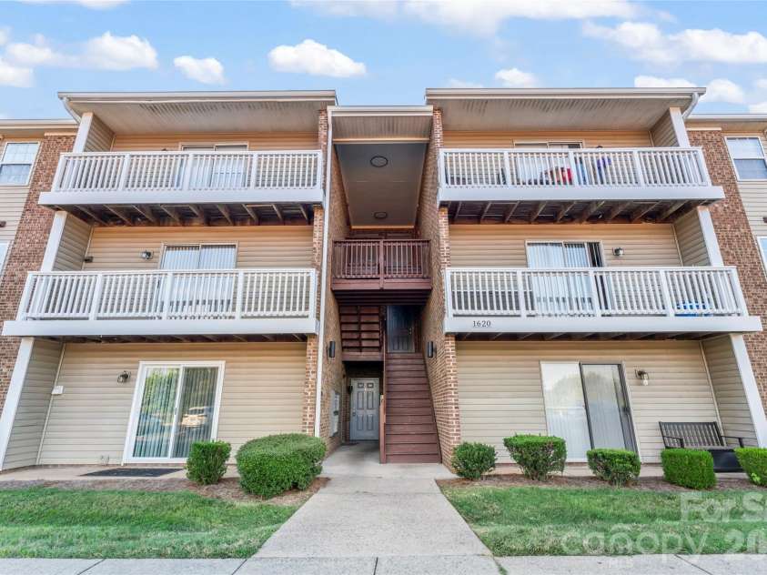 1620 Arlyn Circle, Charlotte, NC 28213.  MLS# CAR4400699, YatesRealty ID 36164. 