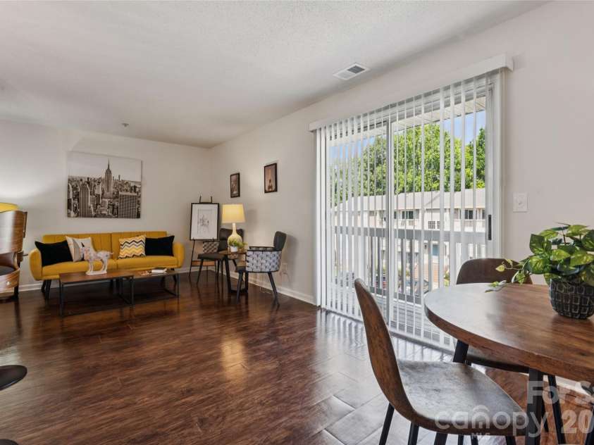 1620 Arlyn Circle, Charlotte, NC 28213.  MLS# CAR4400699, YatesRealty ID 36164. The open floor plan allows for easy and effortless conversation with guests while providing additional seating space, creating an ideal environment for entertaining and daily living. This seamless layout promotes a natur