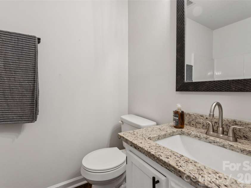 1620 Arlyn Circle, Charlotte, NC 28213.  MLS# CAR4400699, YatesRealty ID 36164. This full bathroom is situated in the hallway, serving as a convenient and easily accessible space directly across from the second bedroom, featuring modern fixtures and a clean, well-maintained aesthetic that is perfect
