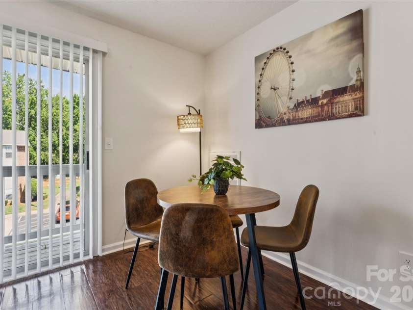 1620 Arlyn Circle, Charlotte, NC 28213.  MLS# CAR4400699, YatesRealty ID 36164. This versatile corner living space serves as an ideal setting for a cozy kitchen table, creating a relaxed and inviting atmosphere for daily dining. The area is intelligently designed to offer comfort for casual meals wh