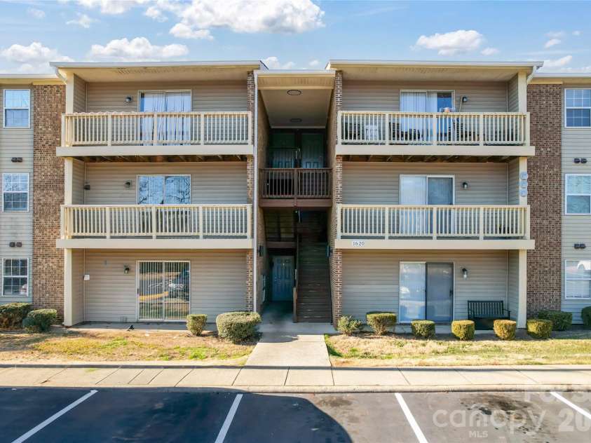 1638 Arlyn Circle, Charlotte, NC 28213.  MLS# CAR4400700, YatesRealty ID 36165. 