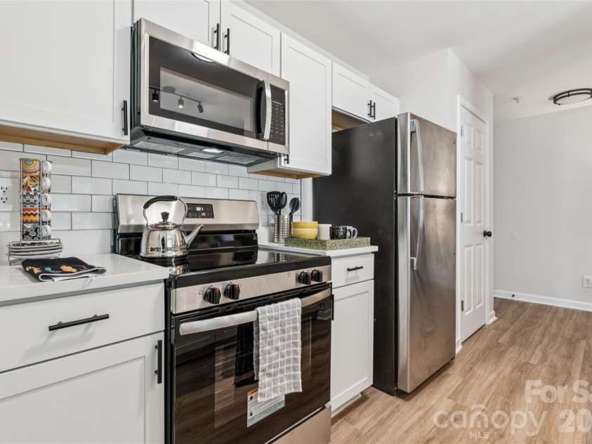 1638 Arlyn Circle, Charlotte, NC 28213.  MLS# CAR4400700, YatesRealty ID 36165. Spacious gourmet kitchen featuring ample food preparation surfaces and a classic white subway tile backsplash for a timeless, clean aesthetic.