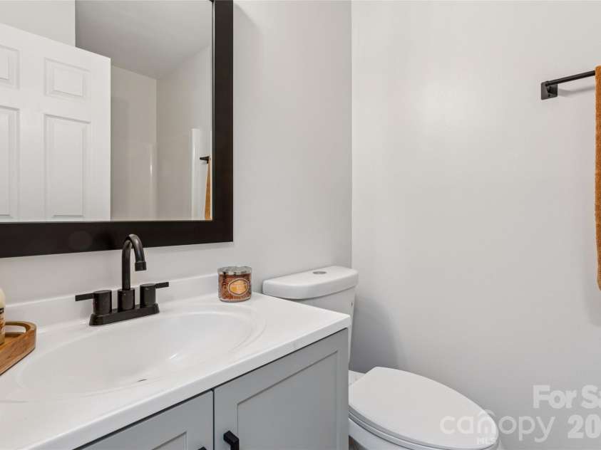 1638 Arlyn Circle, Charlotte, NC 28213.  MLS# CAR4400700, YatesRealty ID 36165. Updated Bathroom: One of two bathrooms featuring a modern vanity, high-efficiency water-saving toilets, and stylish black hardware. The space is finished with durable luxury vinyl flooring, ensuring a sleek look and easy