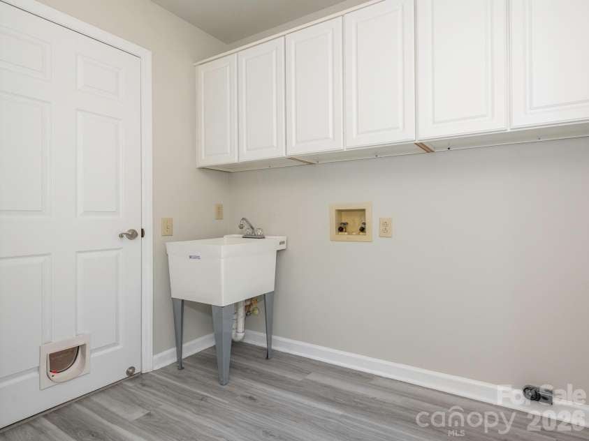 1941 Dugan Drive, Charlotte, NC 28270.  MLS# CAR4397590, YatesRealty ID 36167. 
