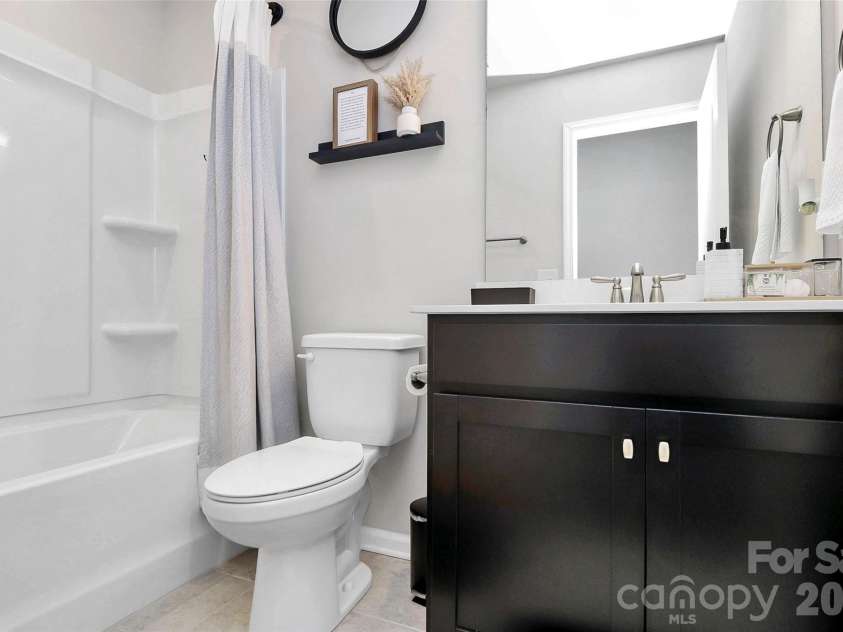 15333 Braid Meadow Drive, Charlotte, NC 28278.  MLS# CAR4332986, YatesRealty ID 3617. Common bath