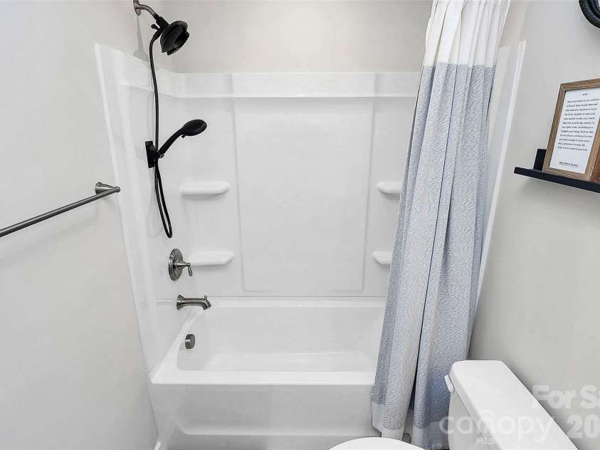 15333 Braid Meadow Drive, Charlotte, NC 28278.  MLS# CAR4332986, YatesRealty ID 3617. Common bathroom. 