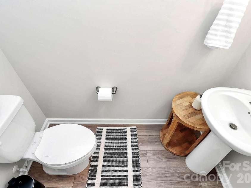 15333 Braid Meadow Drive, Charlotte, NC 28278.  MLS# CAR4332986, YatesRealty ID 3617. Half bath. 