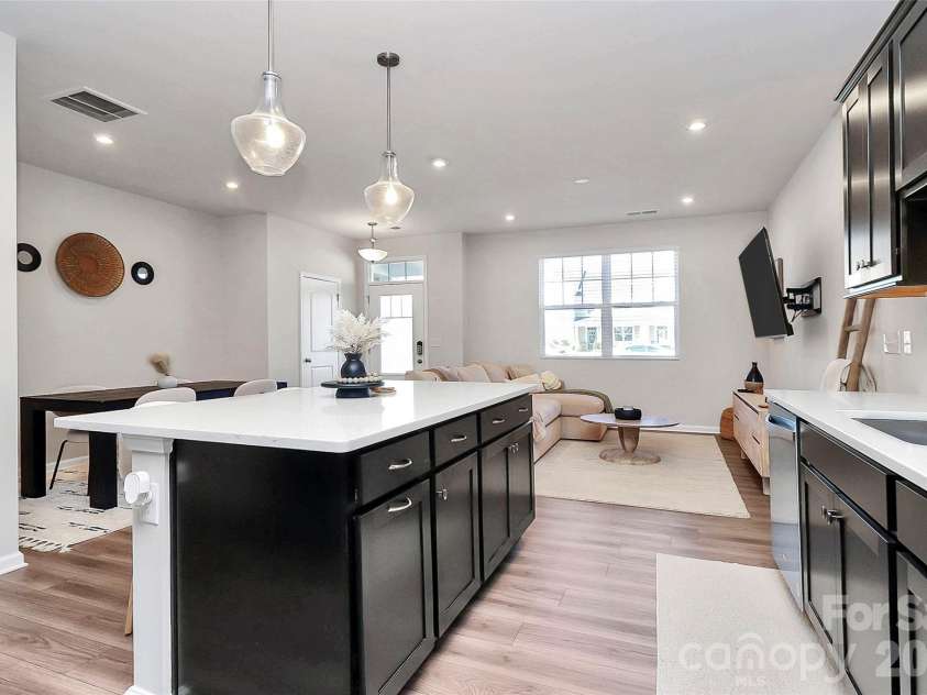 15333 Braid Meadow Drive, Charlotte, NC 28278.  MLS# CAR4332986, YatesRealty ID 3617. Kitchen