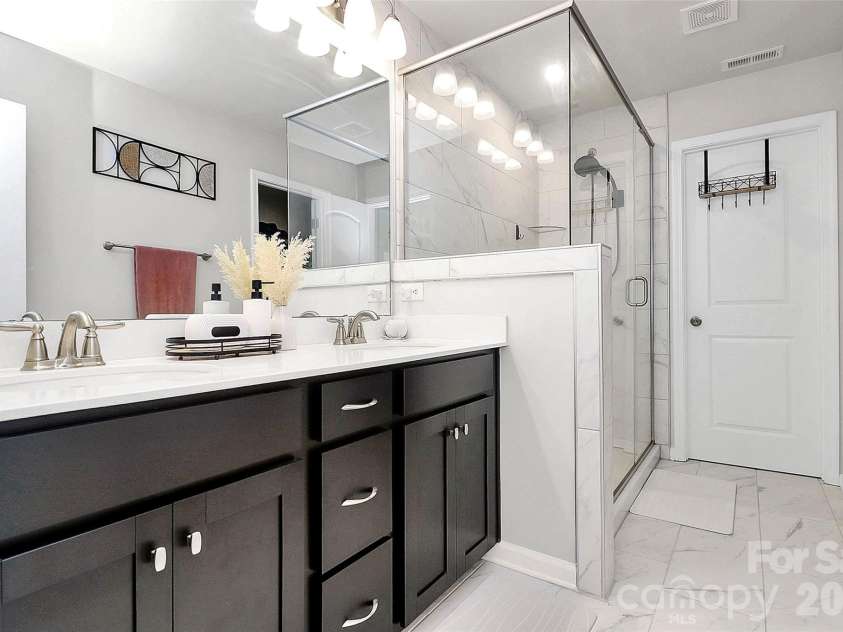 15333 Braid Meadow Drive, Charlotte, NC 28278.  MLS# CAR4332986, YatesRealty ID 3617. Primary en-suite bathroom. 