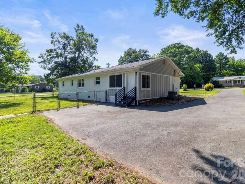1125 Rembrandt Drive, Concord, NC 28027.  MLS# CAR4399350, YatesRealty ID 36170. 