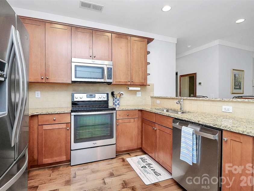 748 Cotton Gin Alley, Davidson, NC 28036.  MLS# CAR4402727, YatesRealty ID 36173. Spacious kitchen with easy work flow, S/S appliances and granite countertops.