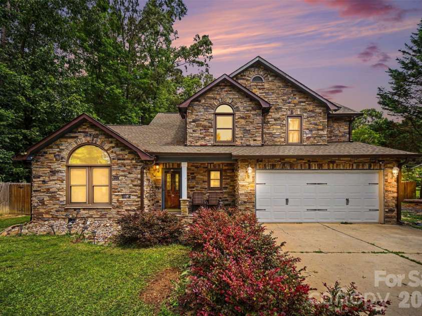 3017 Mill Stream Court, Matthews, NC 28104.  MLS# CAR4396234, YatesRealty ID 36176. 