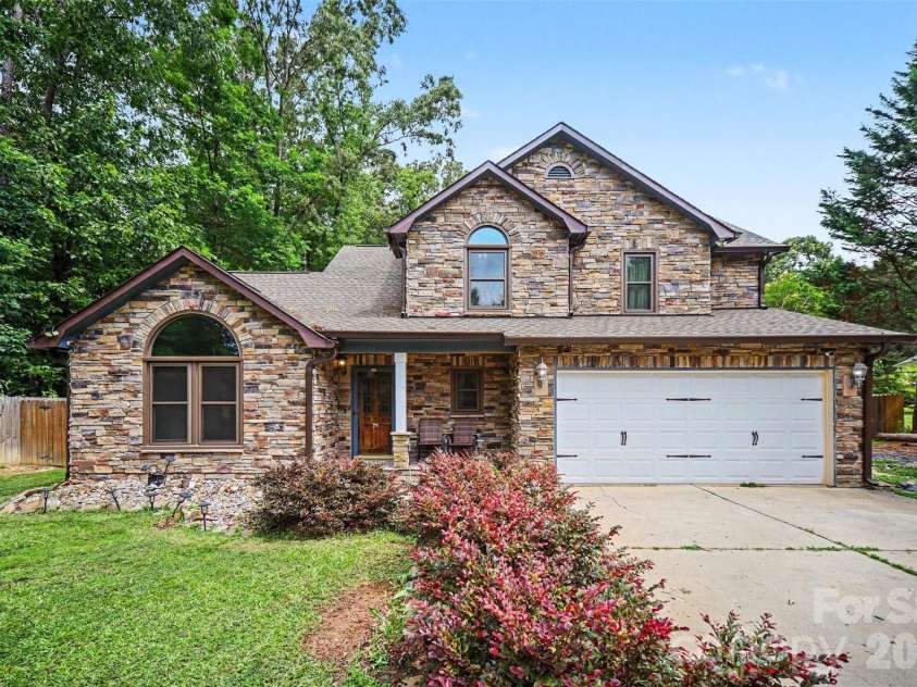 3017 Mill Stream Court, Matthews, NC 28104.  MLS# CAR4396234, YatesRealty ID 36176. 