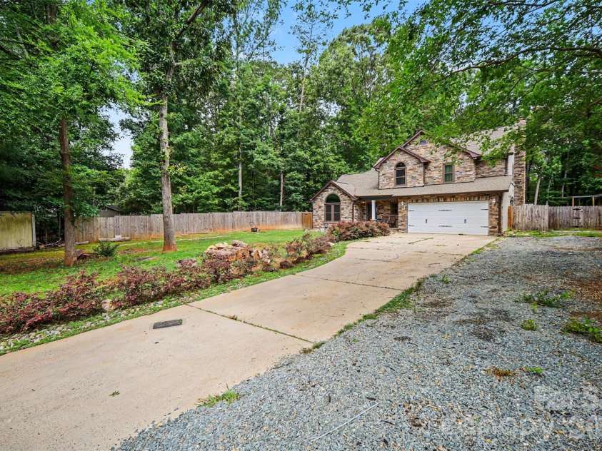 3017 Mill Stream Court, Matthews, NC 28104.  MLS# CAR4396234, YatesRealty ID 36176. 