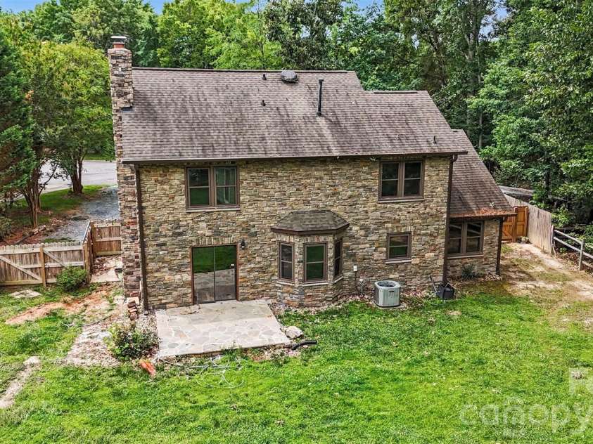3017 Mill Stream Court, Matthews, NC 28104.  MLS# CAR4396234, YatesRealty ID 36176. 