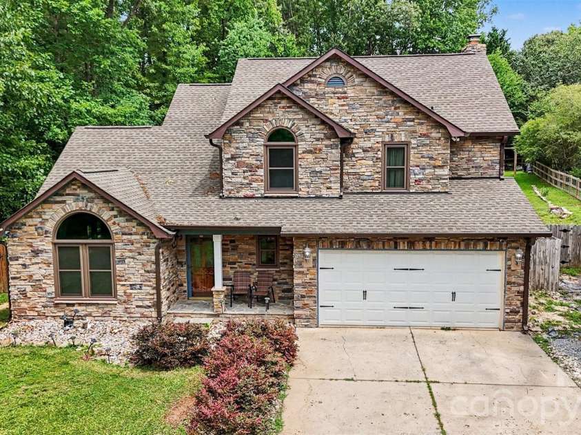 3017 Mill Stream Court, Matthews, NC 28104.  MLS# CAR4396234, YatesRealty ID 36176. 