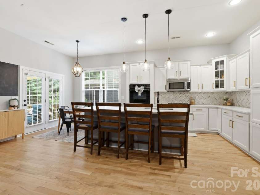 8636 Sagekirk Court, Charlotte, NC 28278.  MLS# CAR4390744, YatesRealty ID 36177. Bright, Open Kitchen