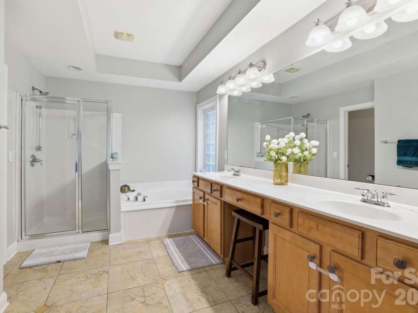 8636 Sagekirk Court, Charlotte, NC 28278.  MLS# CAR4390744, YatesRealty ID 36177. Primary Ensuite Bathroom